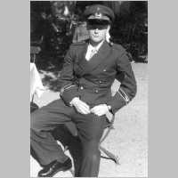 111-1423 Klaus Schroeter am 24.09.1956 im Rosarium in Uetersen.jpg